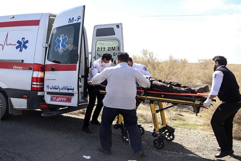 تصادف خودروی ون با گارد ریل در جاده سربندر ۹ مصدوم به جا گذاشت