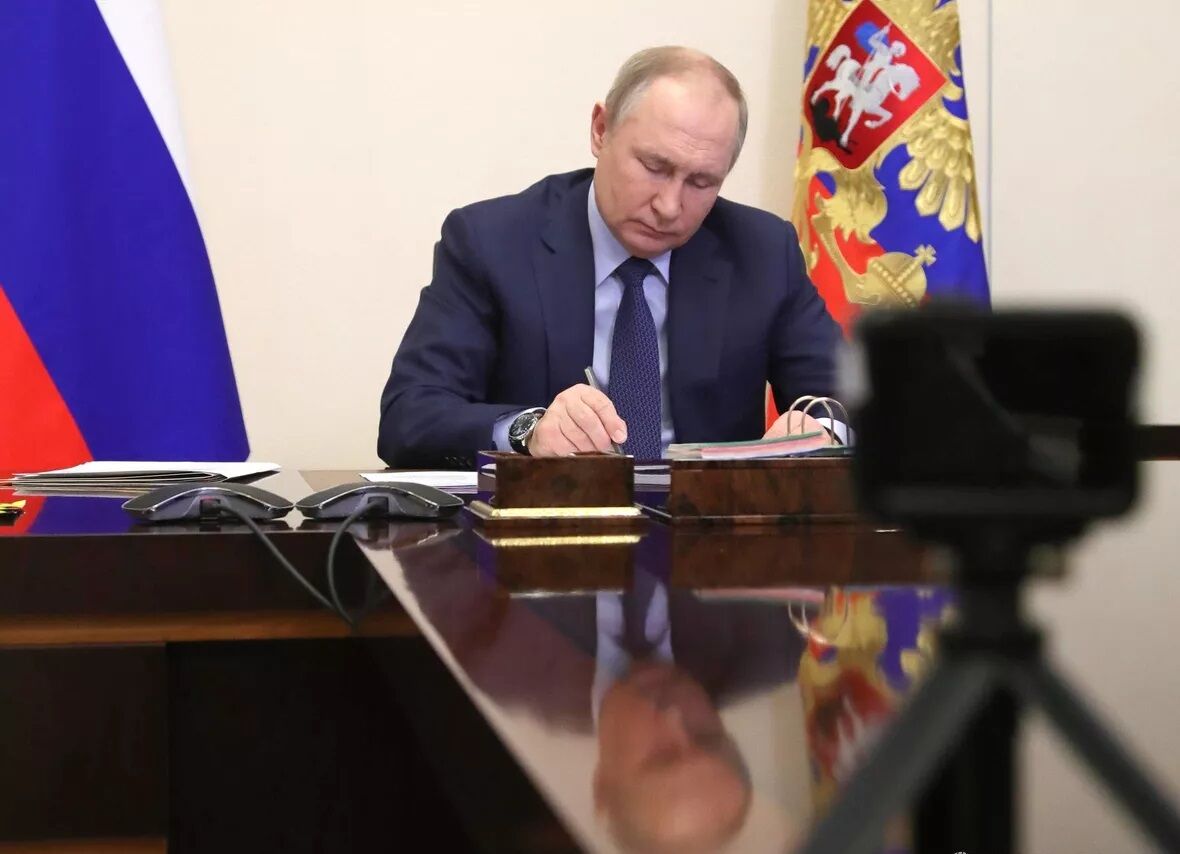 putin signs