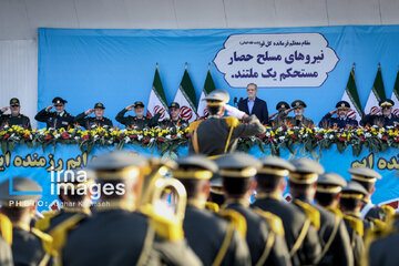 Le défilé des forces armées iraniennes devant le mausolée du fondateur de la République islamique, feu l'imam Khomeini