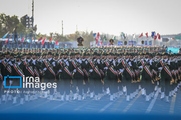 Le défilé des forces armées iraniennes devant le mausolée du fondateur de la République islamique, feu l'imam Khomeini