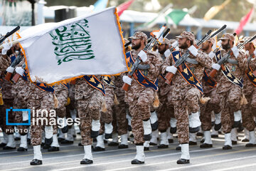 Le défilé des forces armées iraniennes devant le mausolée du fondateur de la République islamique, feu l'imam Khomeini