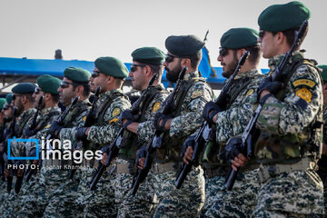 Le défilé des forces armées iraniennes devant le mausolée du fondateur de la République islamique, feu l'imam Khomeini