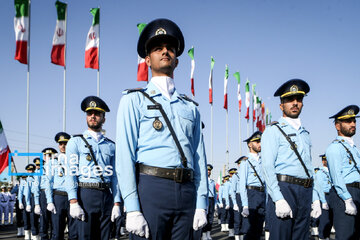 Le défilé des forces armées iraniennes devant le mausolée du fondateur de la République islamique, feu l'imam Khomeini