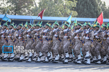 Le défilé des forces armées iraniennes devant le mausolée du fondateur de la République islamique, feu l'imam Khomeini