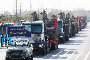 Le défilé des forces armées iraniennes devant le mausolée du fondateur de la République islamique, feu l'imam Khomeini