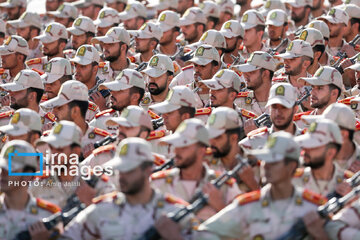 Le défilé des forces armées iraniennes devant le mausolée du fondateur de la République islamique, feu l'imam Khomeini