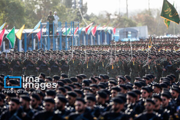 Le défilé des forces armées iraniennes devant le mausolée du fondateur de la République islamique, feu l'imam Khomeini