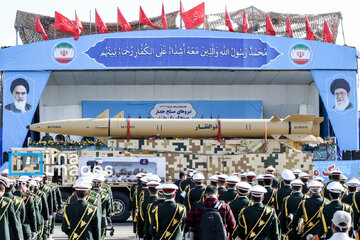 Le défilé des forces armées iraniennes devant le mausolée du fondateur de la République islamique, feu l'imam Khomeini