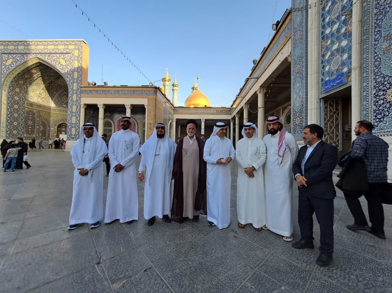 السفير السعودي لدى ايران يزور مرقد السيدة المعصومة (ع) السفير السعودي لدى ايران يزور مرقد السيدة المعصومة (ع)