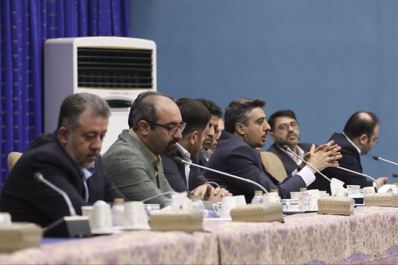 نگاه پدرانه عارف،دل نوشتهای ازدیدار فرزندان شهدا بامعاون اول رییسجمهور