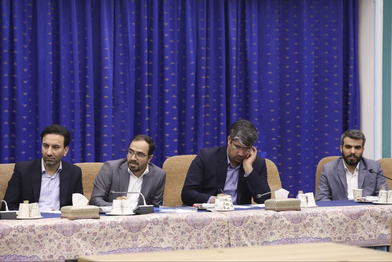 نگاه پدرانه عارف،دل نوشتهای ازدیدار فرزندان شهدا بامعاون اول رییسجمهور