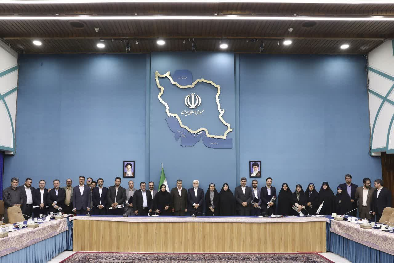 نگاه پدرانه عارف،دل نوشتهای ازدیدار فرزندان شهدا بامعاون اول رییسجمهور