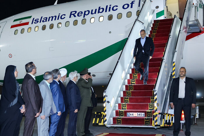 دستاوردهای سفر پزشکیان/ سوغاتِ تختجمشید از نیویورک 4 پیام نخستین سفر رئیسجمهور از نیویورک؛ طرحی نو دراندازیم/سوغاتی تاریخی پزشکیان برای مردم