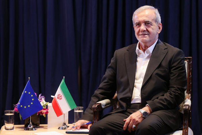 دستاوردهای سفر پزشکیان/ سوغاتِ تختجمشید از نیویورک 2 پیام نخستین سفر رئیسجمهور از نیویورک؛ طرحی نو دراندازیم/سوغاتی تاریخی پزشکیان برای مردم