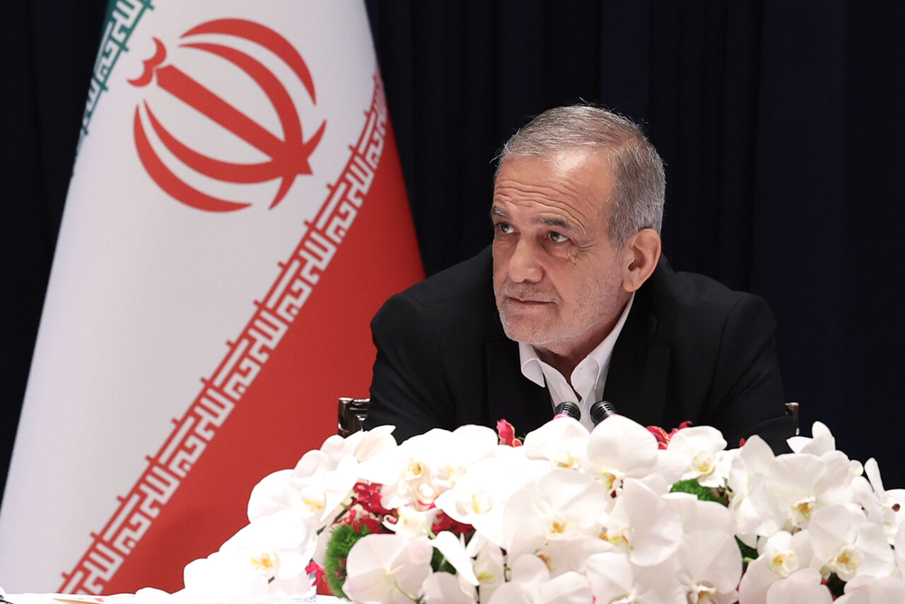 پیام نخستین سفر رئیسجمهور از نیویورک؛ طرحی نو دراندازیم/سوغاتی تاریخی پزشکیان برای مردم پیام نخستین سفر رئیسجمهور از نیویورک؛ طرحی نو دراندازیم/سوغاتی تاریخی پزشکیان برای مردم