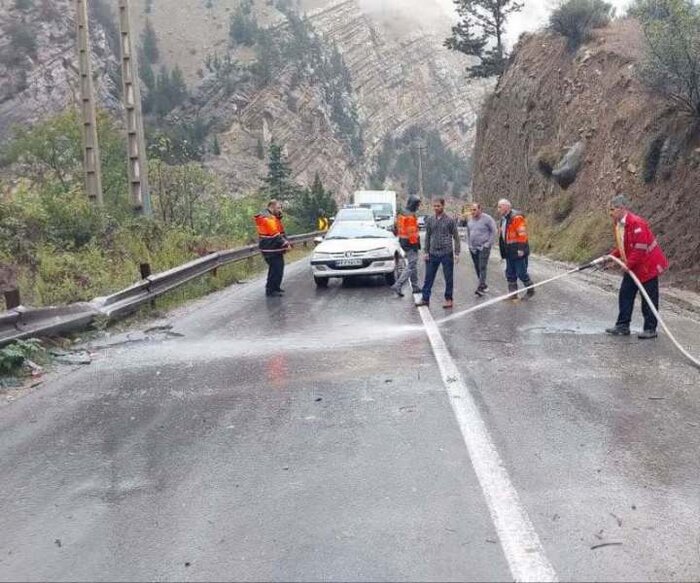 سقوط سنگ به روی خودروی سواری در جاده چالوس یک مصدوم برجا گذاشت