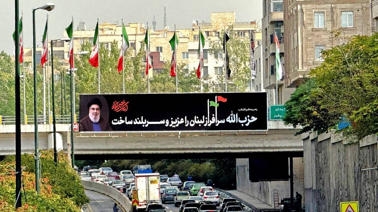 اکران فرهنگی رهبر شهید مقاومت و اهتزار بزرگترین پرجم عزا در پایتخت