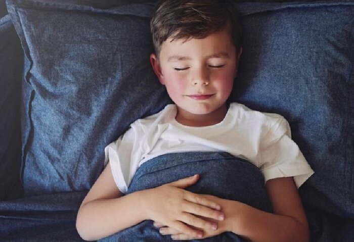 چرا کودکم شبها دیر میخوابد؟ علل و راهکارهای عملی