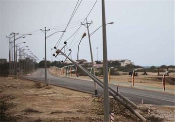 طوفان در آبادان باعث سقوط ۱۴ پایه برق شد