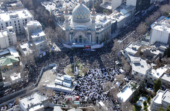 بازخوانی ۴ خطبه تاریخی رهبر انقلاب در نماز جمعه/ آمریکا بی‌آبرور شده؛ اسرائیل رفتنی است