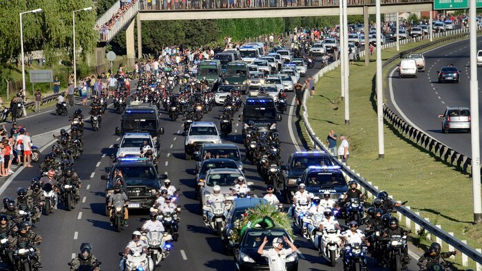 در پی درخواست فرزندان مارادونا؛ جسد کاپیتان آرژانتین به گورستان عمومی منتقل میشود