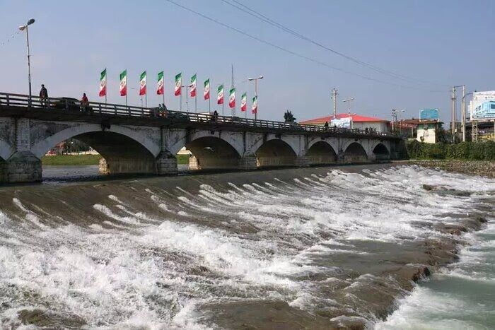 سقوط خودروی سواری به رودخانه تنکابن ۲ مصدوم و یک فوتی برجا گذاشت