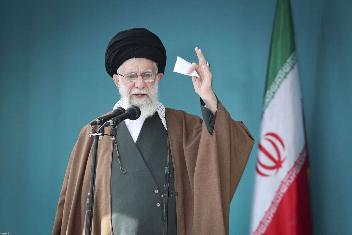 آیت اللہ العظمی سید علی خامنہ ای : ہم اپنے فرائض کی انجام دہی میں نہ تعلل سے کام لیں گے نہ جلدی بازی کریں گے۔
