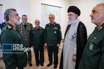 Leader honors IRGC commander with Order of Fat'h