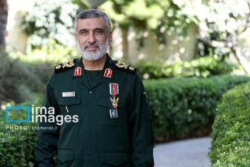 Leader honors IRGC commander with Order of Fat'h