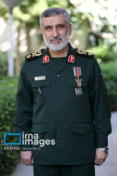 Leader honors IRGC commander with Order of Fat'h