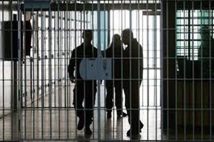 دستگیری شرور متواری پارک ساعی و کشف محموله ادکلن خارجی در تهران