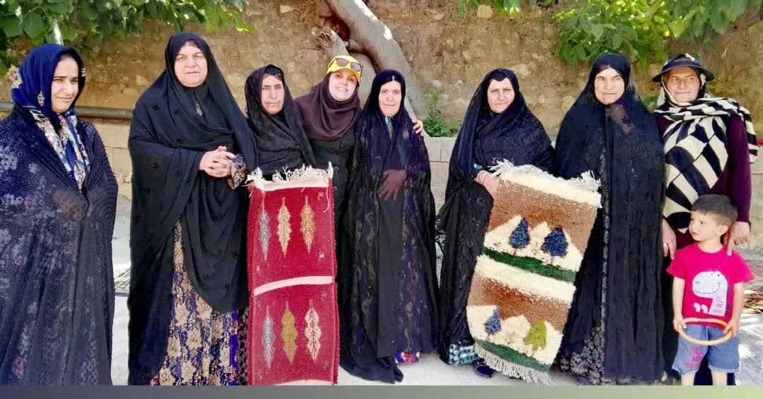 بانوی کارآفرینی که تار و پود زندگی می بافد بانوی کارآفرینی که تار و پود زندگی می بافد