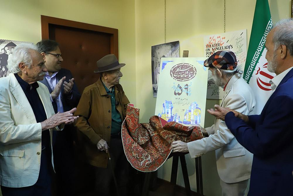 علی نصیریان: نمایش ایرانی باید تقویت شود/تئاتر دیکتهپذیر نیست