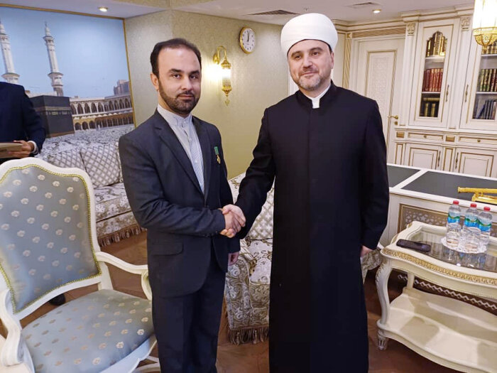 اهدای مدال مسلمانان روسیه به رایزن امور فرهنگی سفارت ایران