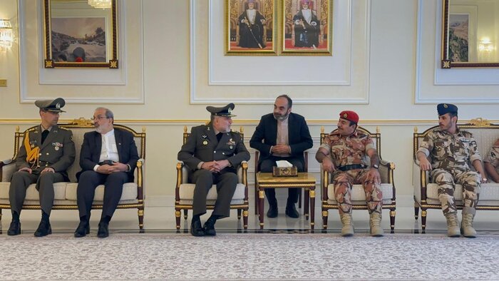 فرمانده نیروی زمینی ارتش به عمان سفر کرد