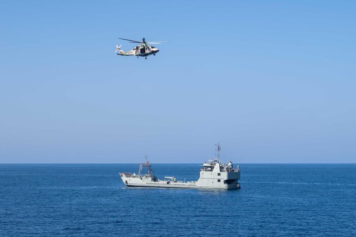 فرمانده نیروی زمینی ارتش به عمان سفر کرد