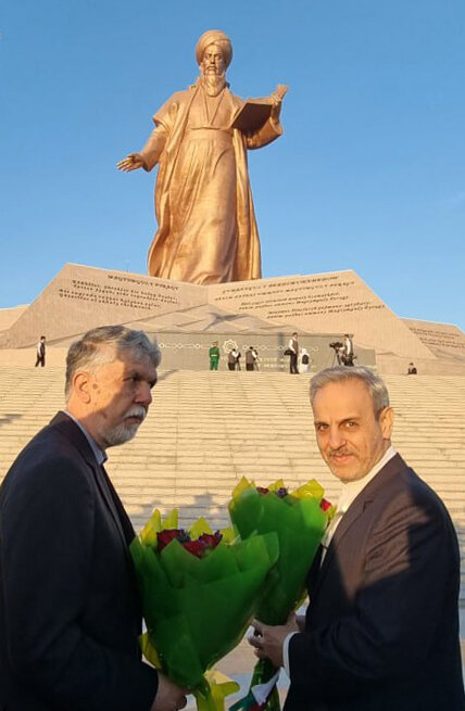 مراسم گُلگذاری وزیر فرهنگ بر بنای یادبود مختومقلی فراغی