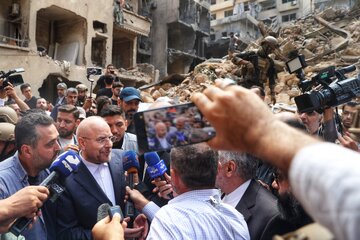 Beyrouth : le président du parlement iranien visite les sites bombardés par Israël