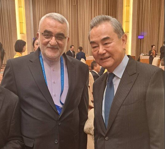 رایزنی پارلمانی بروجردی در پکن/ آمادهایم از ظرفیت چین در صنعت نفت کشور استفاده کنیم