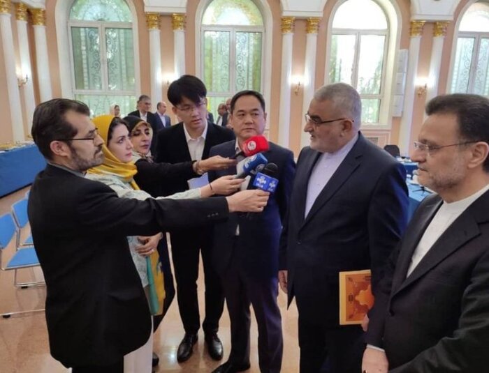 رایزنی پارلمانی بروجردی در پکن/ آمادهایم از ظرفیت چین در صنعت نفت کشور استفاده کنیم