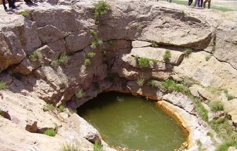 چشمه گراب مشهد؛ با خواص درمانی در دل تپههای آتشفشانی