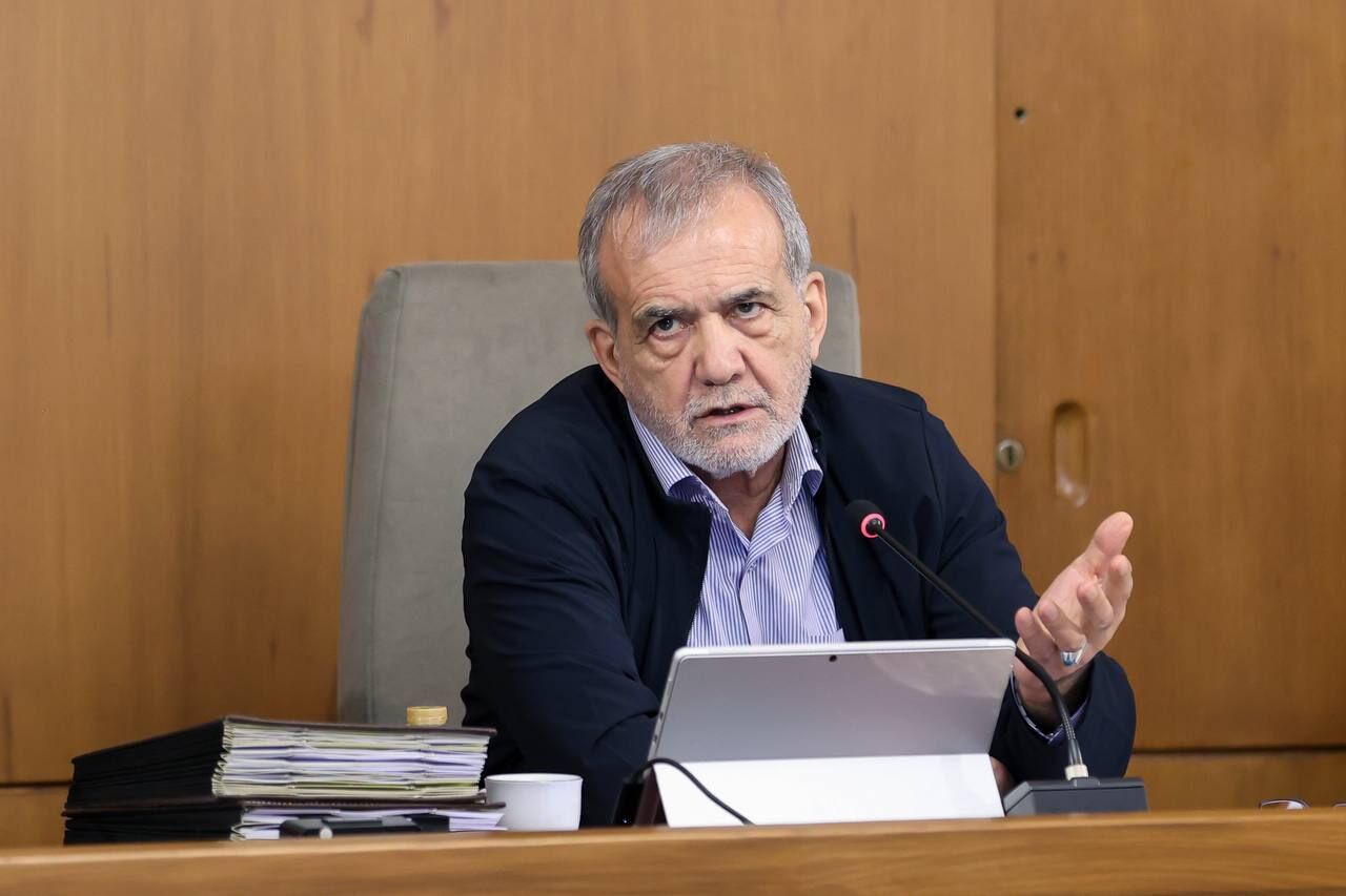 رئيس الجمهورية يتحدث عن اجتماعه الاسبوعي مع قائد الثورة : جرى مناقشة المشاكل الاقتصادية في البلاد وسبيل الخروج منها رئيس الجمهورية يتحدث عن اجتماعه الاسبوعي مع قائد الثورة : جرى مناقشة المشاكل الاقتصادية في البلاد وسبيل الخروج منها