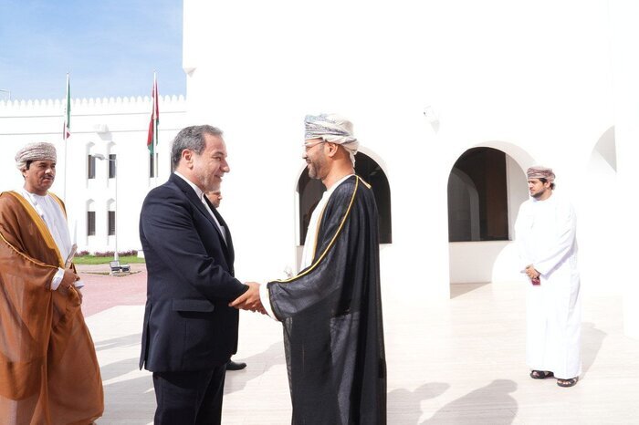 عراقجي يلتقي نظيره العماني في مسقط