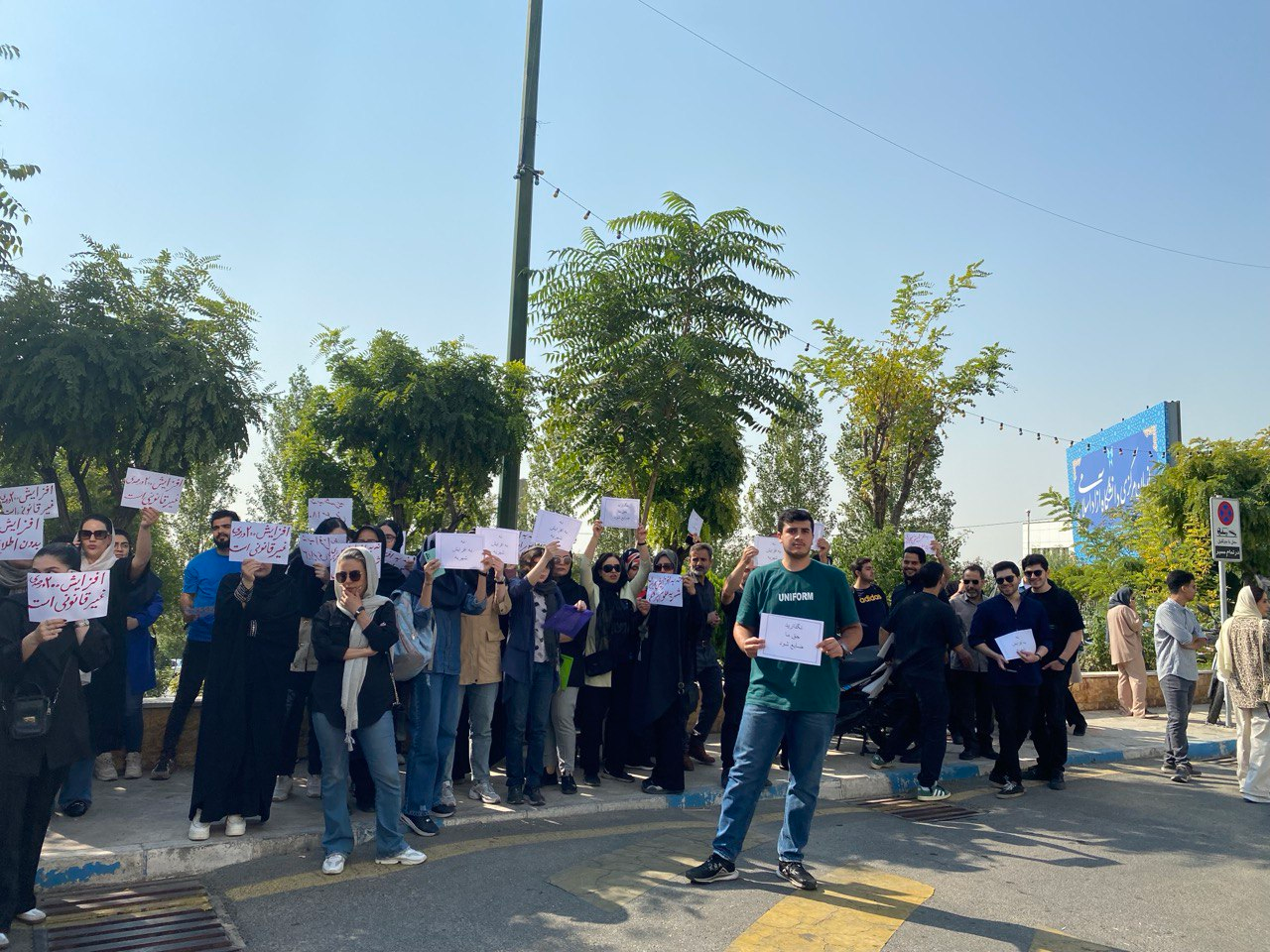 پذیرفته شدگان دانشگاه آزاد در اعتراض به افزایش شهریه ها تجمع کردند