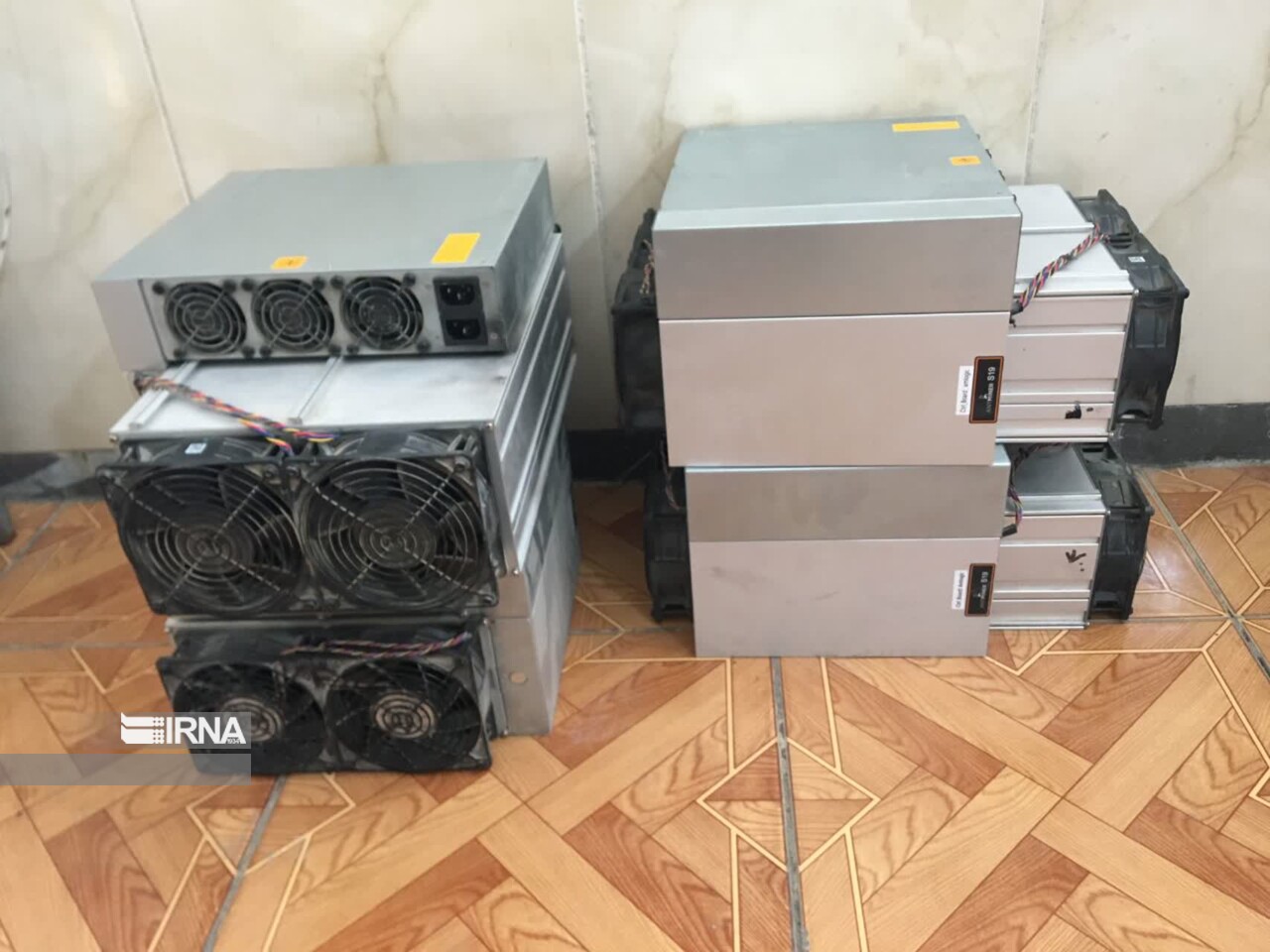 کشف ۲۵دستگاه ماینر قاچاق از سردخانه متروکه در بناب کشف ۲۵دستگاه ماینر قاچاق از سردخانه متروکه در بناب