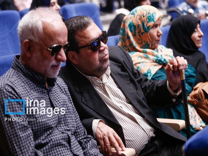 چشمانی خاموش اما بصیر/ مشکلات را با عشق تحمل میکنند