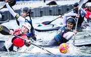 Mujeres iraníes hacen historia en el Campeonato Mundial de kayak polo