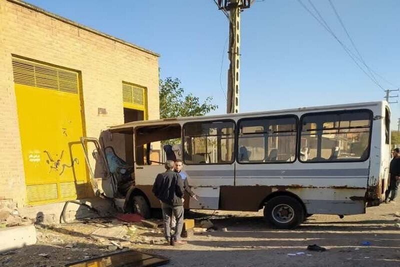 برخورد مینی بوس با دیوار در جاده تبریز - آذرشهر ۱۱ مصدوم به جا گذاشت برخورد مینی بوس با دیوار در جاده تبریز - آذرشهر ۱۱ مصدوم به جا گذاشت