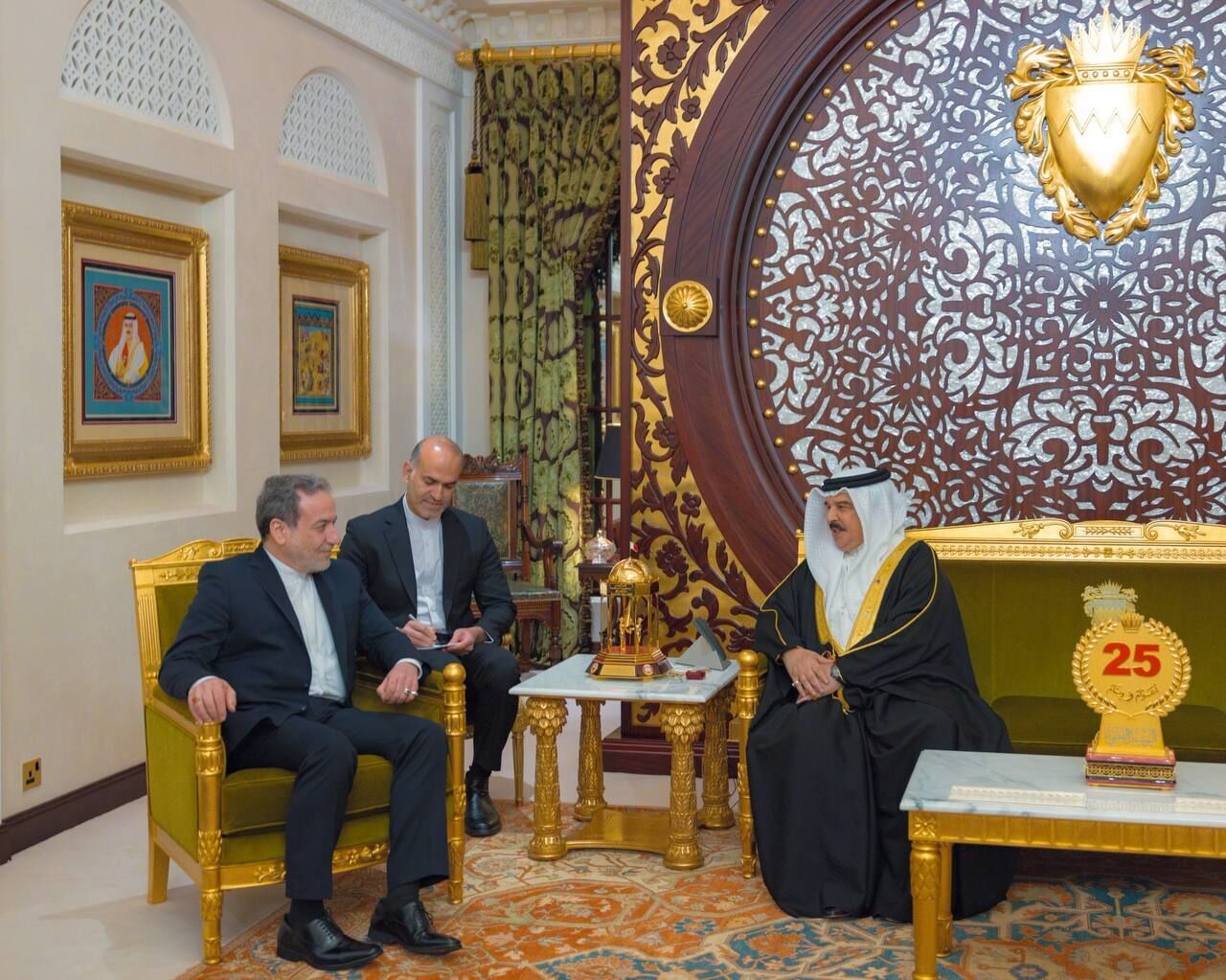 Araghchi meets with  King of Bahrain