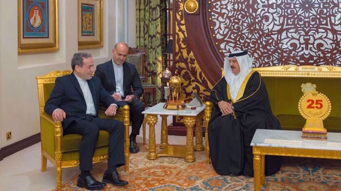 Araghchi meets Bahraini King, FM in Manama